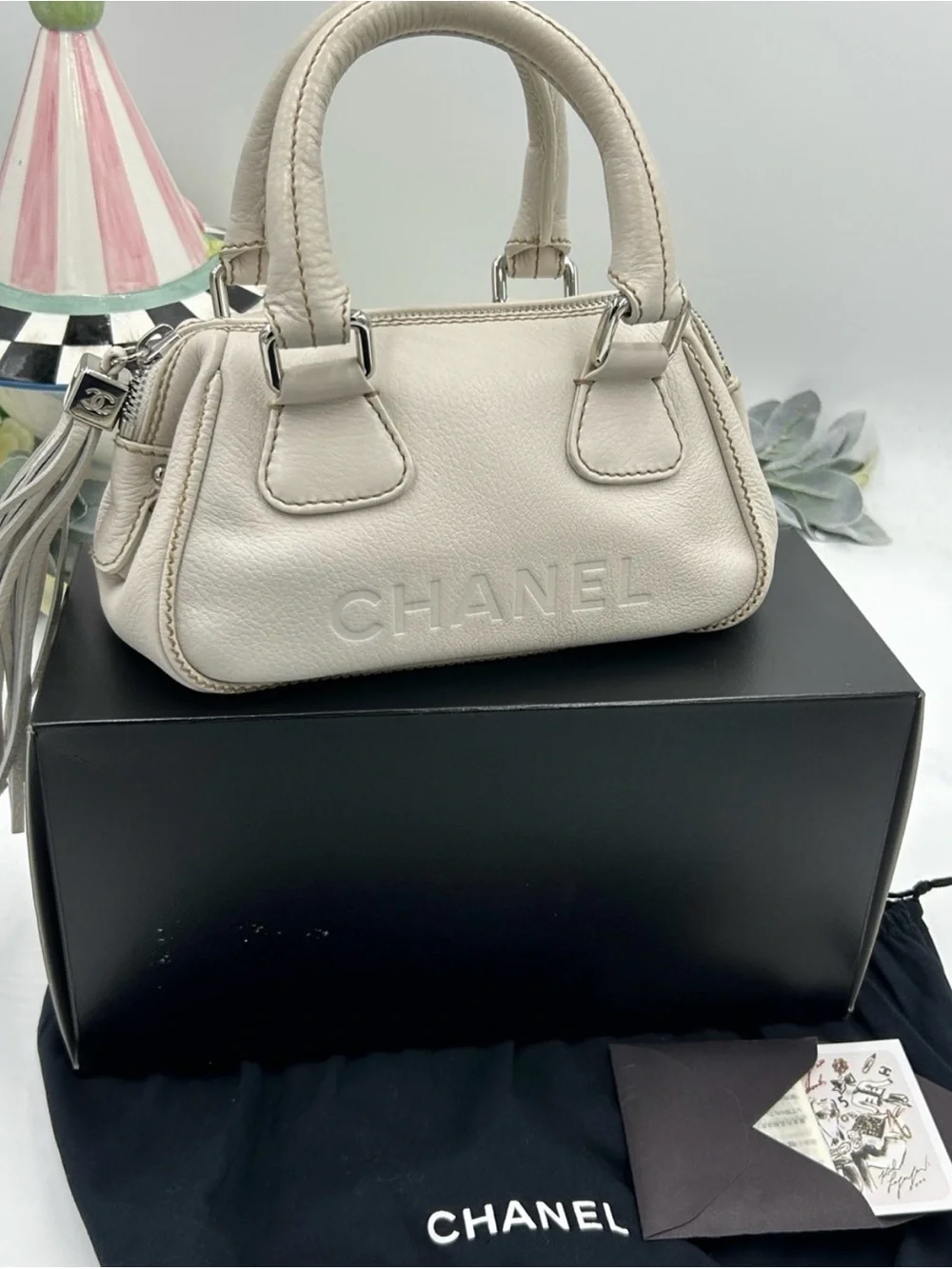 Women Chanel, LAX Cream pebbled grain leather bowler bag series 8 made in Italy